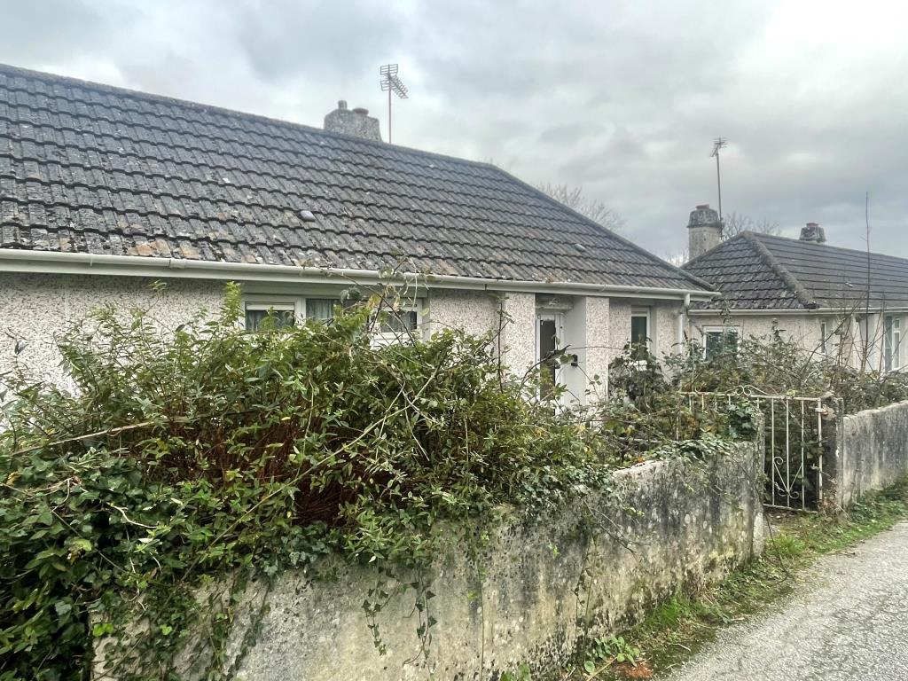 Lot: 119 - ONE-BEDROOM BUNGALOW - Front elevation of property from alternative angle